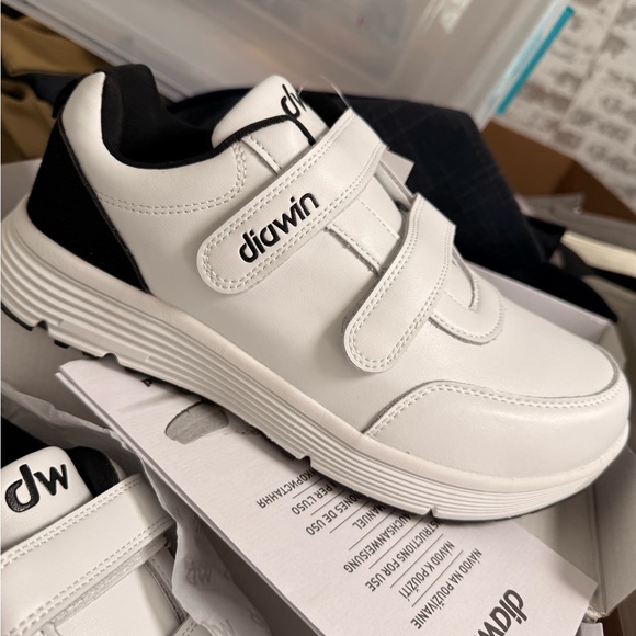 White womens /mens. Extra wide Shoes - Picture 2 of 3